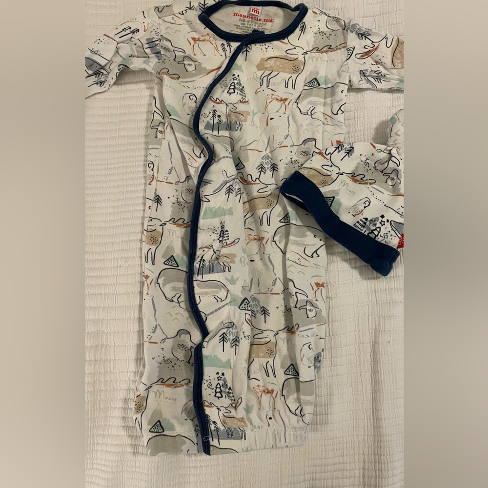 Magnetic Me organic cotton magnetic open bottom gown + hat set; NB; EUC